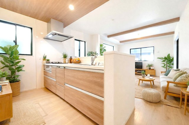 草加市手代２丁目　新築分譲住宅　限定１邸のキッチン|【システムキッチン】豊富な収納はもちろん、大型シンクに３口グリル付きコンロ・浄水器など使いやすさ重視の対面式システムキッチン。ご家族と楽しく会話をしながら料理もできます♪※写真は施工例です