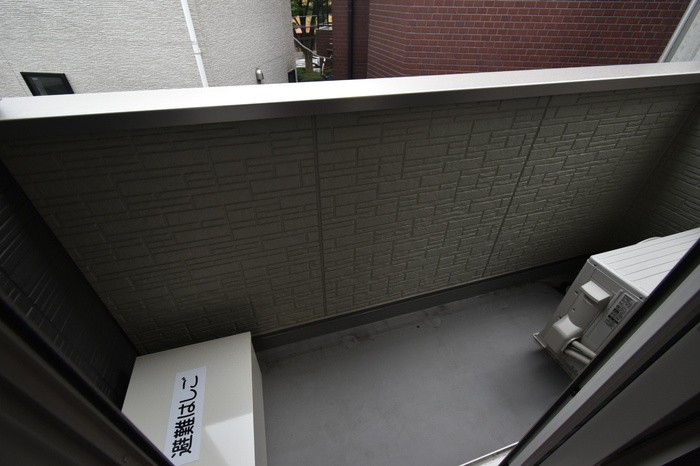 多摩市関戸２丁目のアパートのバルコニー