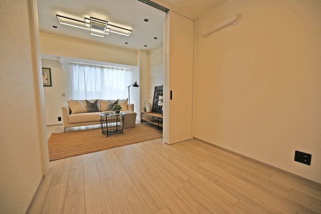 ソシエ北大阪壱期棟の子供部屋|リビングとの間仕切りを開放することで、より広がりのある空間としてご利用いただけます。