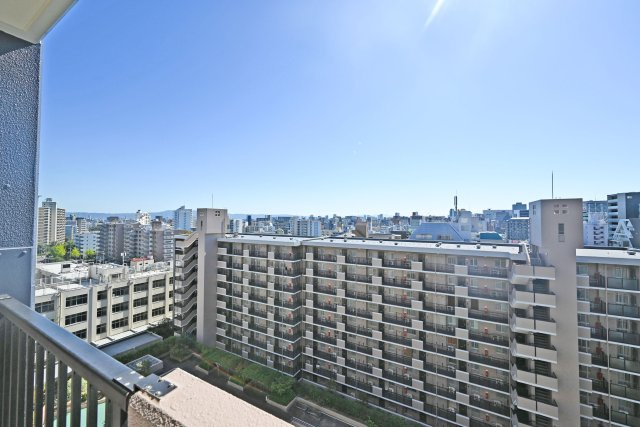 ソシエ北大阪壱期棟の展望|目の前に高い建物がないため、空の広がりを感じられる開放的な住環境です。