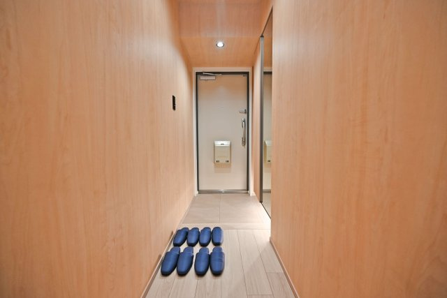 ソシエ北大阪壱期棟の玄関|使いやすい広さの玄関で、毎日の出入りもスムーズ。お掃除もしやすく、きれいな状態を保ちやすい空間です。