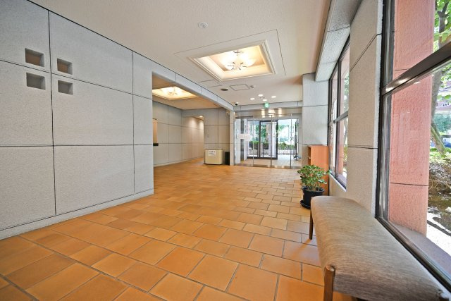 ソシエ北大阪壱期棟のエントランス|清掃が行き届いたマンション内で、毎日快適に過ごせます。