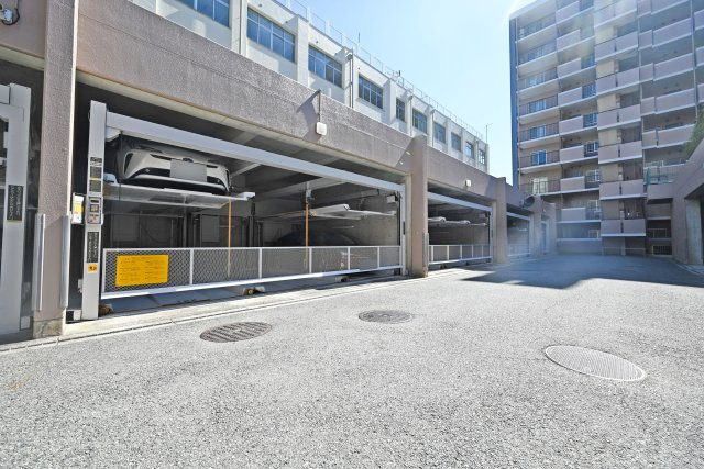 ソシエ北大阪壱期棟の駐車場|敷地内駐車場を備えており、お車をお持ちの方も安心です。