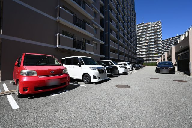 ソシエ北大阪壱期棟の駐車場|敷地内駐車場を備えており、お車をお持ちの方も安心です。