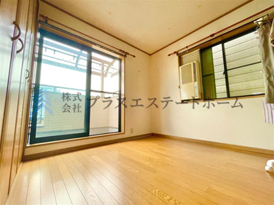 【洋室】 | 長田区長尾町2丁目戸建 | 木目調のフローリング材でナチュラルな見た目のため暖かく落ち着いた雰囲気のお部屋です♪
