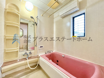 【浴室】 | 長田区長尾町2丁目戸建 | 窓付きの浴室は多くのメリットがあります♪
※画像は実際の写真に調度品を消去するAI加工を施しています