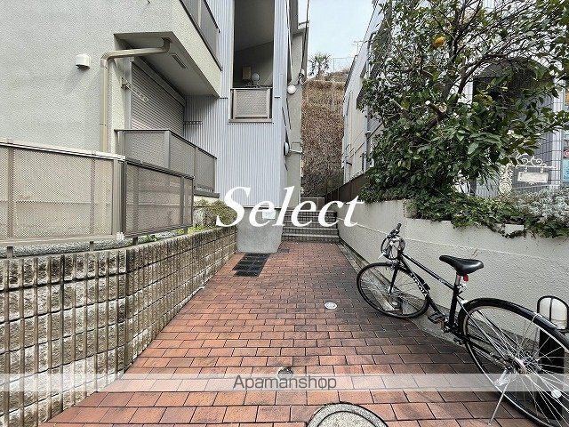 ヒルズ元町のエントランス