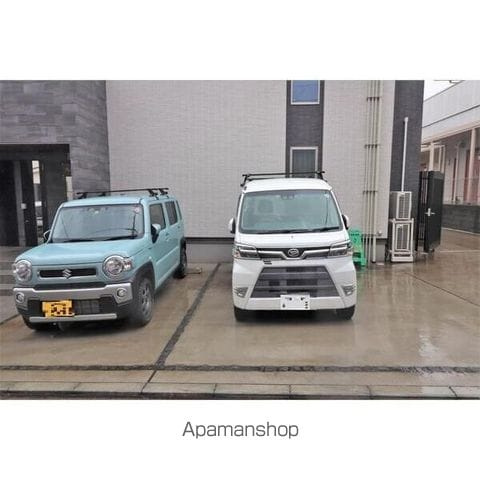 プレシャスＩＩの駐車場