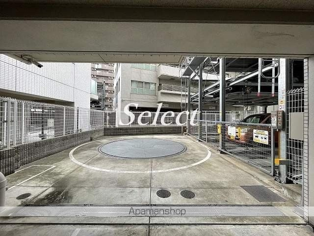 レグラス横浜吉野町の駐車場