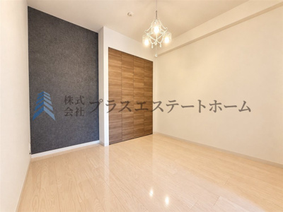 【洋室】 | ディアエスタミオ新長田 | 木目調のフローリング材でナチュラルな見た目のため暖かく落ち着いた雰囲気のお部屋です♪