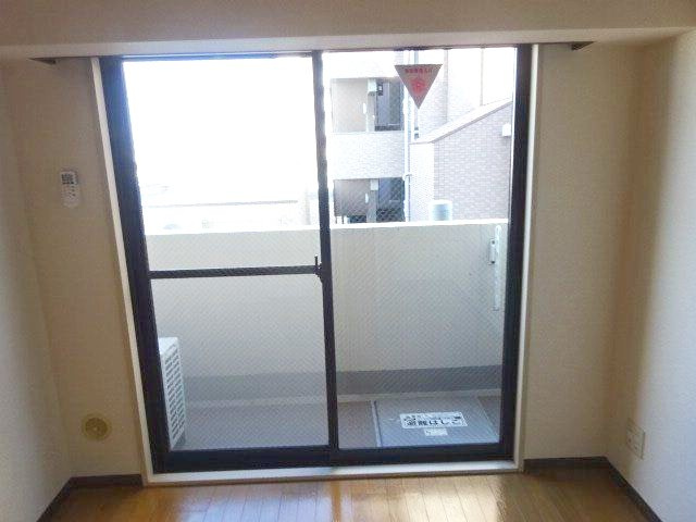 菱和パレス三軒茶屋壱番館の居間・リビング