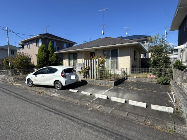 平下荒川字中剃 中古一戸建ての駐車場