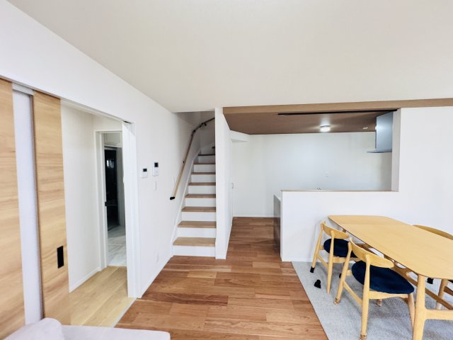 市川市南大野１丁目新築戸建【大野小学校：4分】の居間・リビング|家族の顔が見えるリビングイン階段