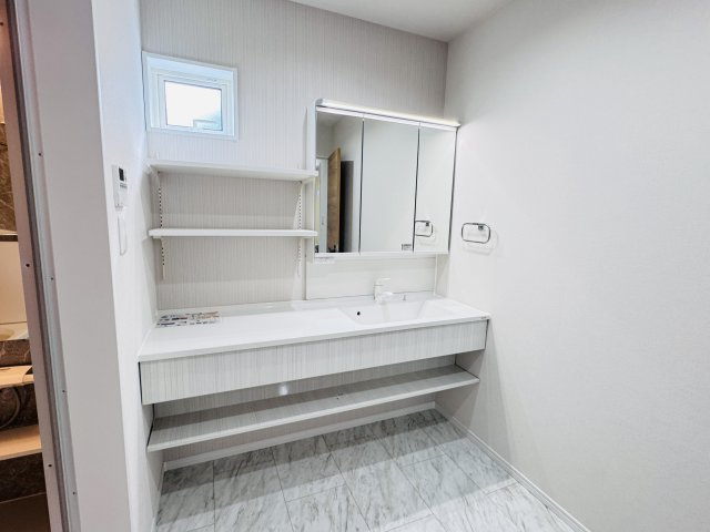 市川市南大野１丁目新築戸建【大野小学校：4分】の独立洗面台|収納タップリな三面鏡独立洗面台