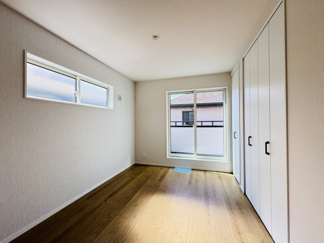 市川市南大野１丁目新築戸建【大野小学校：4分】の寝室|6帖寝室・南西側バルコニー前の明るいお部屋です♪