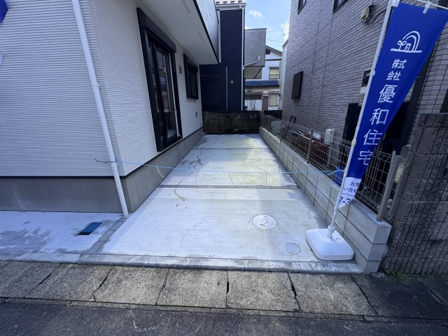 市川市南大野１丁目新築戸建【大野小学校：4分】の駐車場|南側駐車スペース（北側にもう１台駐車可）