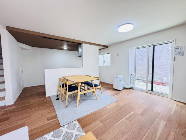 市川市南大野１丁目新築戸建【大野小学校：4分】の居間・リビング|19.8帖リビングダイニングキッチン・床暖房付き