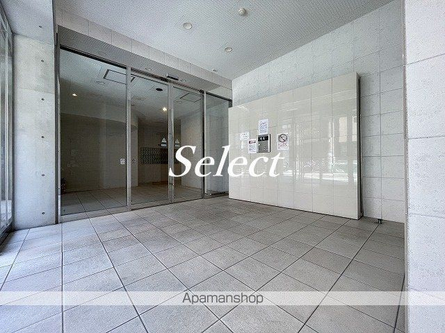 横浜市南区山王町４丁目の賃貸マンションのエントランス