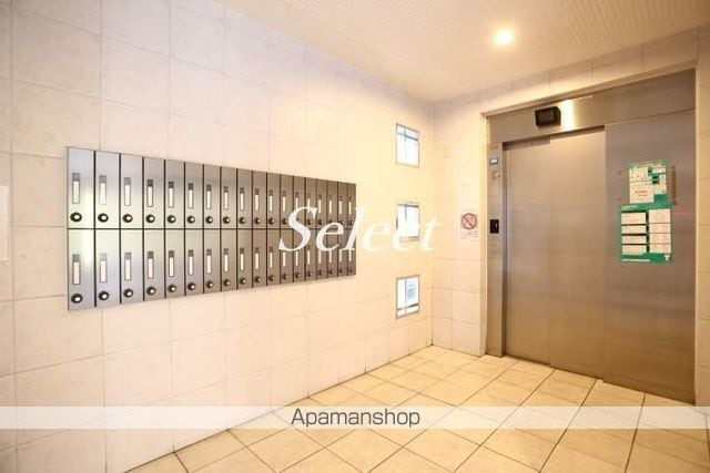 横浜市南区山王町４丁目の賃貸マンションのエントランス