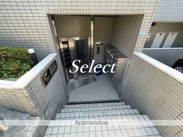 スカイコート横浜弘明寺のエントランス