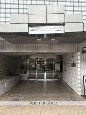 横浜市南区井土ケ谷中町の賃貸マンションのエントランス