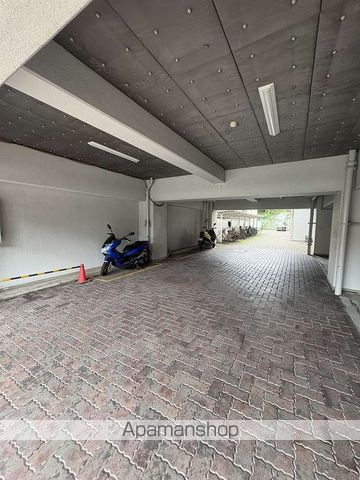 横浜市南区井土ケ谷中町の賃貸マンションの駐車場