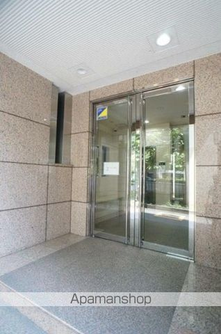 横浜市中区元町３丁目の賃貸マンションのエントランス