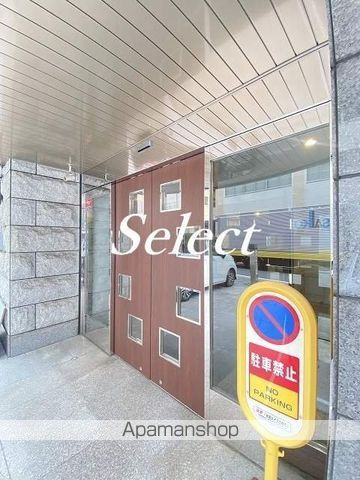 横浜市中区元浜町４丁目の賃貸マンションのエントランス