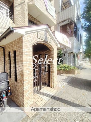 横浜市中区麦田町２丁目の賃貸マンションのエントランス