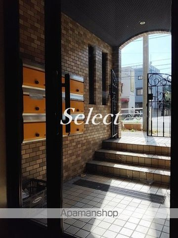 横浜市中区麦田町２丁目の賃貸マンションのロビー