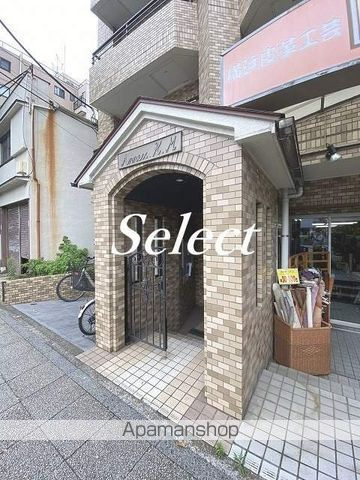 横浜市中区麦田町２丁目の賃貸マンションのエントランス