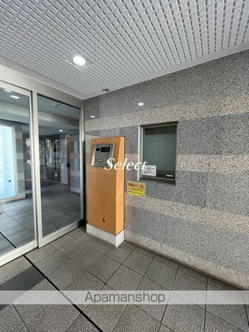 横浜市中区末吉町２丁目の賃貸マンションのエントランス
