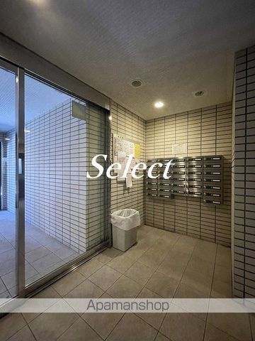 横浜市中区末吉町２丁目の賃貸マンションのエントランス