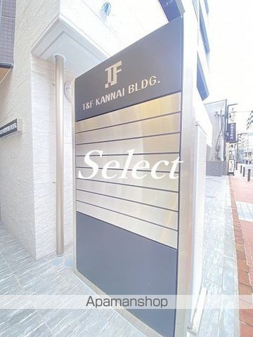 横浜市中区末広町３丁目の賃貸マンションのエントランス