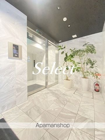 横浜市中区末広町３丁目の賃貸マンションのロビー
