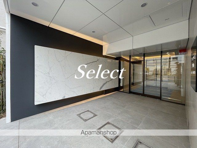 横浜市中区末広町２丁目の賃貸マンションのエントランス