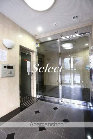 横浜市中区海岸通４丁目の賃貸マンションのエントランス