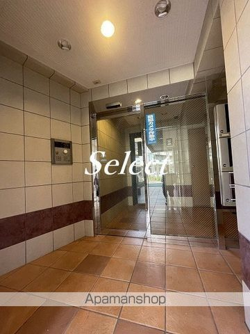 横浜市西区西前町２丁目の賃貸マンションのエントランス