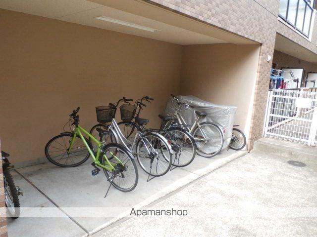 横浜市西区西戸部町２丁目の賃貸マンションの駐車場