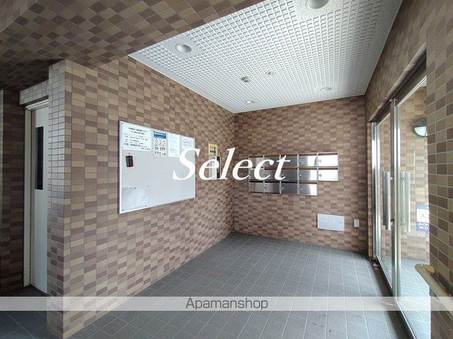 横浜市西区西戸部町２丁目の賃貸マンションのエントランス