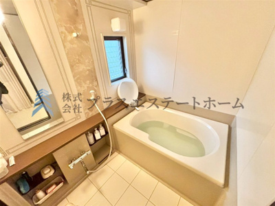 【浴室】 | ファミール青谷 | カーブの付いた浴槽です♪大理石調の床や壁面が豪華です♪