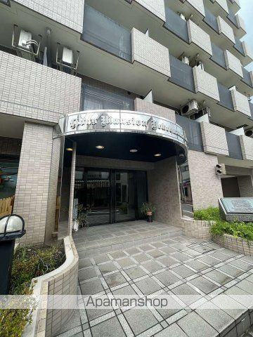横浜市神奈川区松本町１丁目の賃貸マンションのエントランス