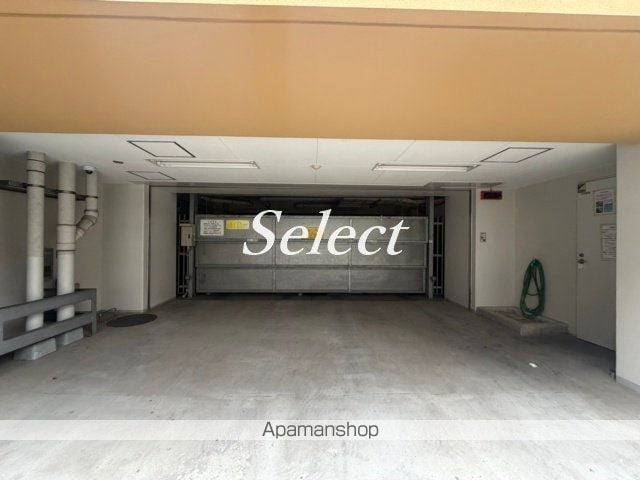 エルプレイス東神奈川の駐車場