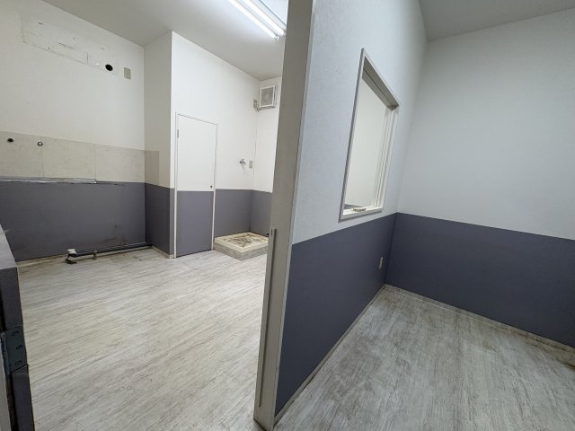 小寺町店舗・事務所・車庫付中古戸建てのその他|事務所部分のパーテーションを撤去することで、駐車スペースを広げて3台駐車も可能
