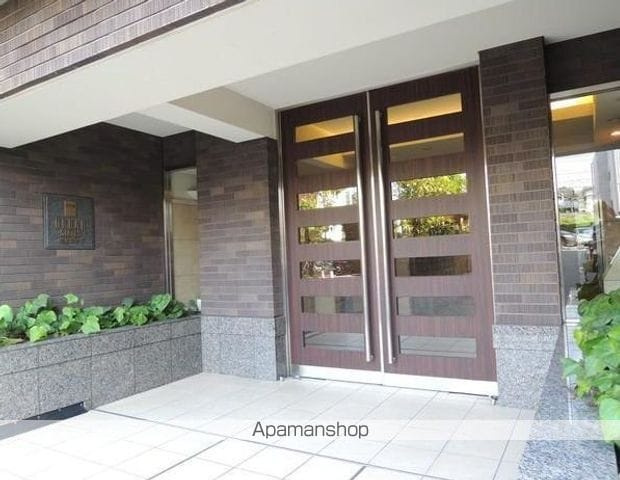 横浜市神奈川区子安通２丁目の賃貸マンションのエントランス