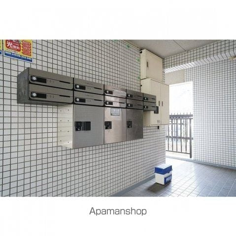 横浜市神奈川区大口通の賃貸マンションのエントランス
