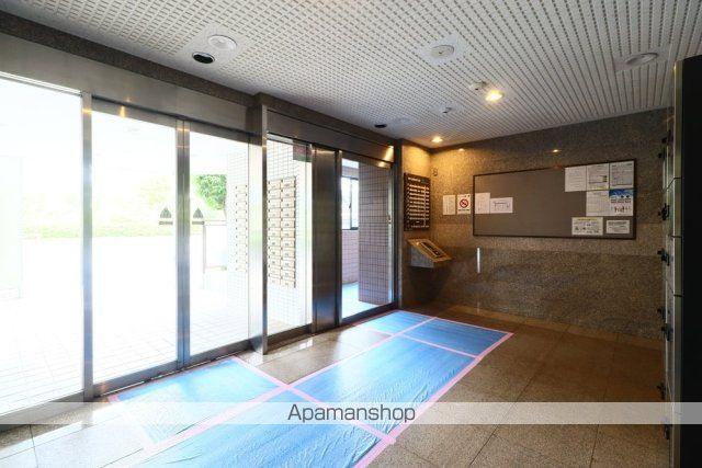 横浜市神奈川区浦島町の賃貸マンションのエントランス