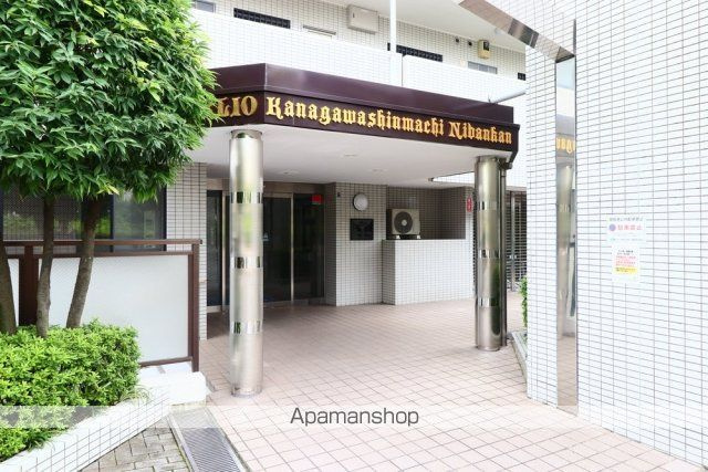 横浜市神奈川区浦島町の賃貸マンションのエントランス