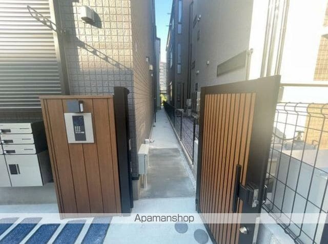 リバージュ鶴ヶ峰のエントランス
