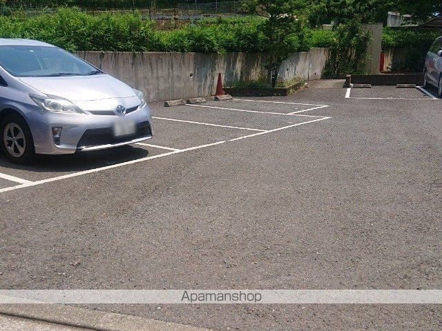 レオパレスコートサイドの駐車場